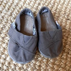 Gray-brownToms baby shoes. Size T3.